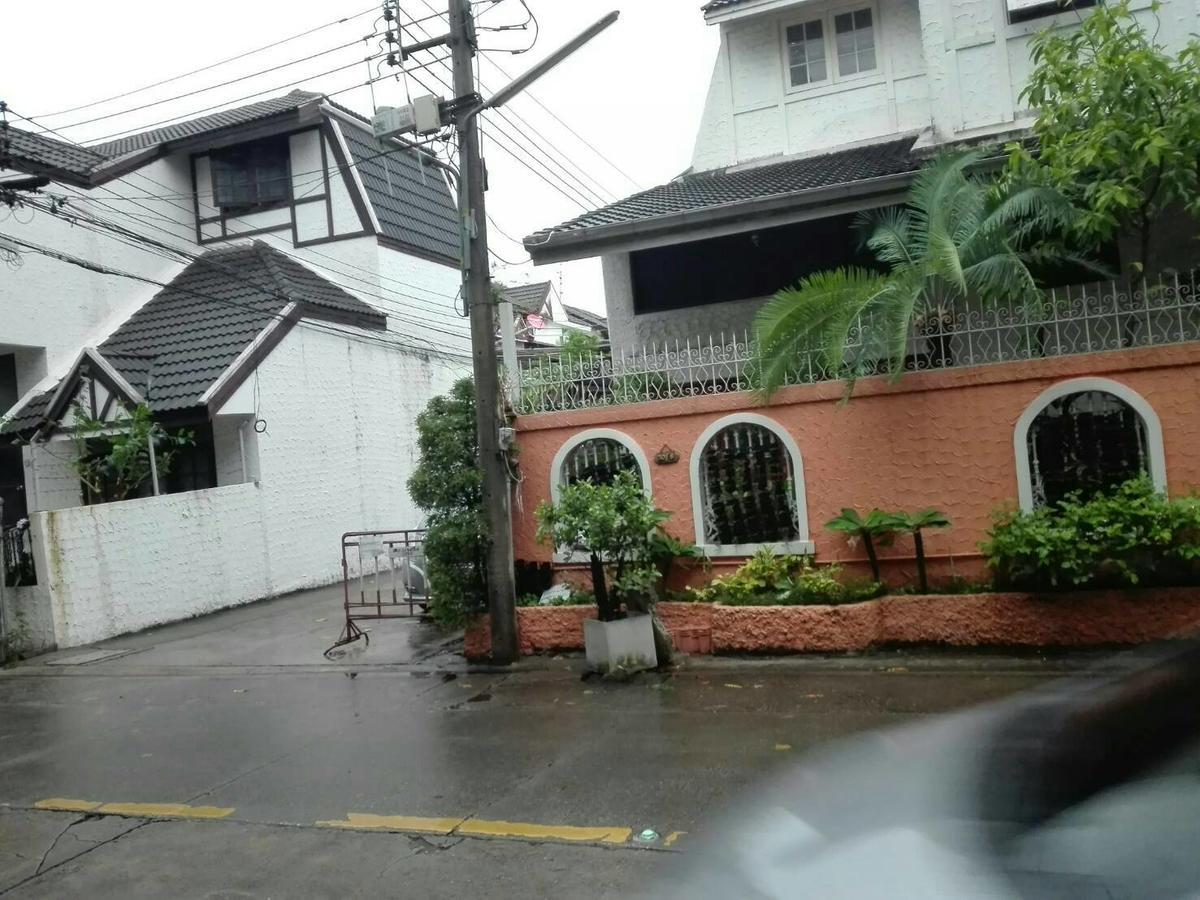 Baan Paan Sook Unitato Hostel Bangkok Kültér fotó