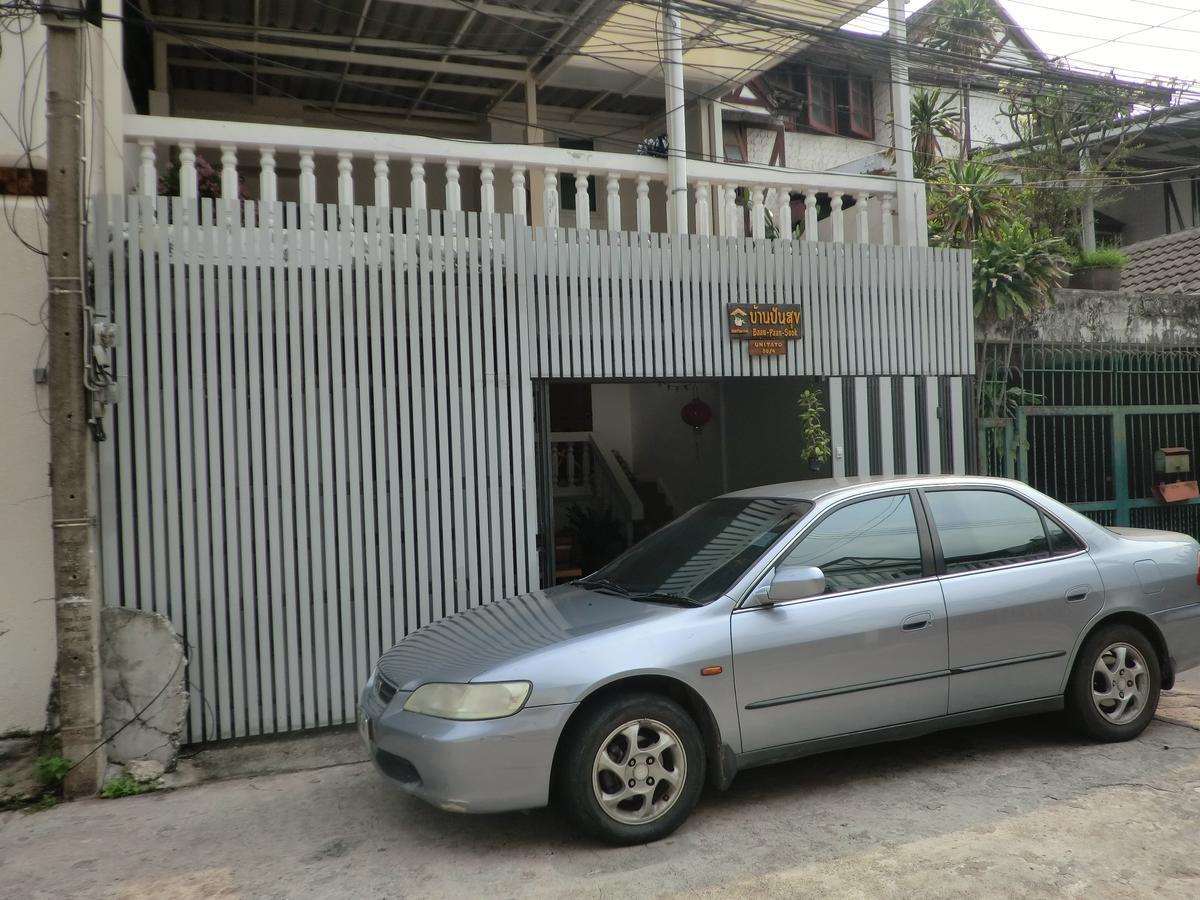 Baan Paan Sook Unitato Hostel Bangkok Kültér fotó
