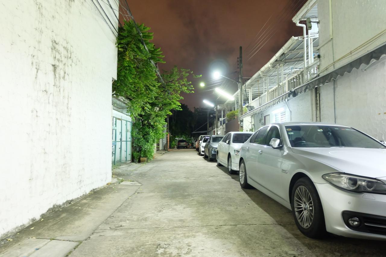 Baan Paan Sook Unitato Hostel Bangkok Kültér fotó