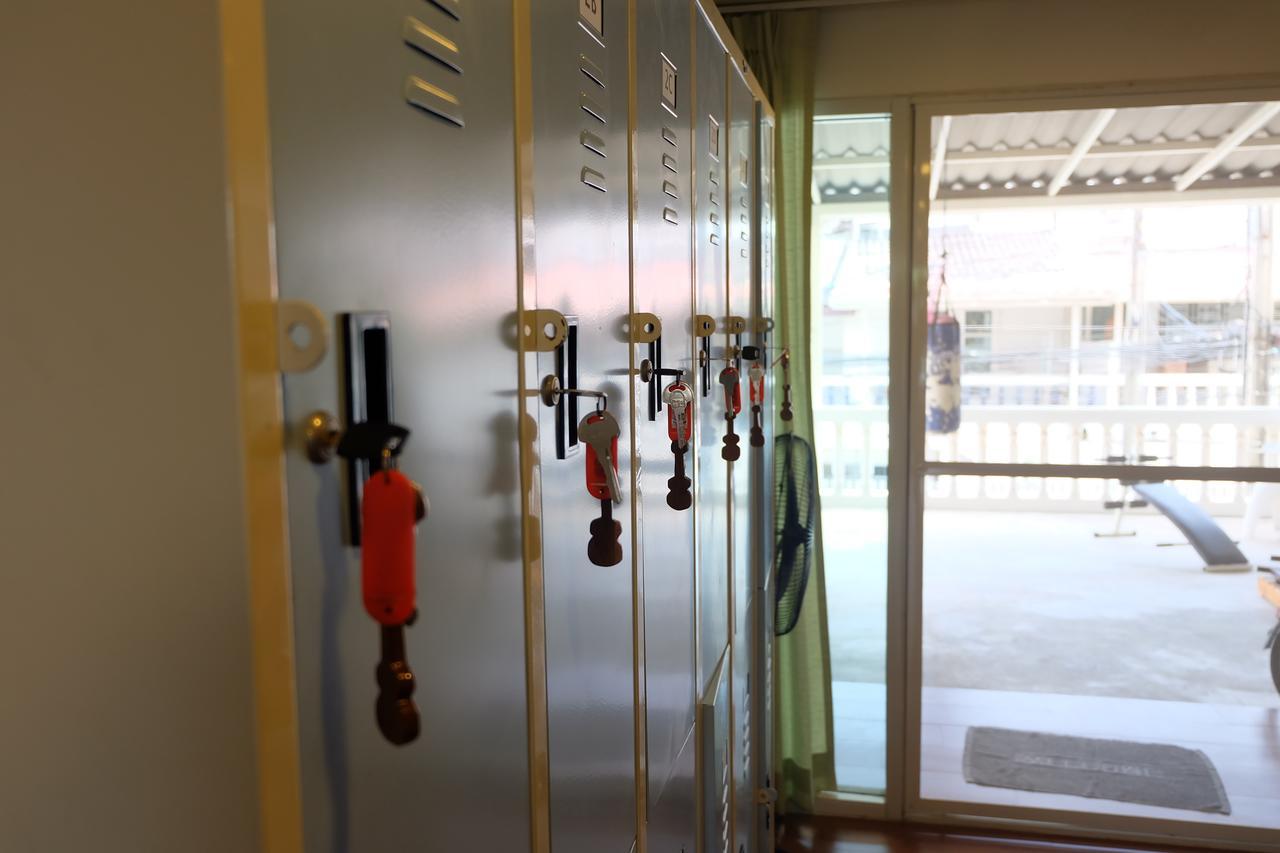 Baan Paan Sook Unitato Hostel Bangkok Kültér fotó