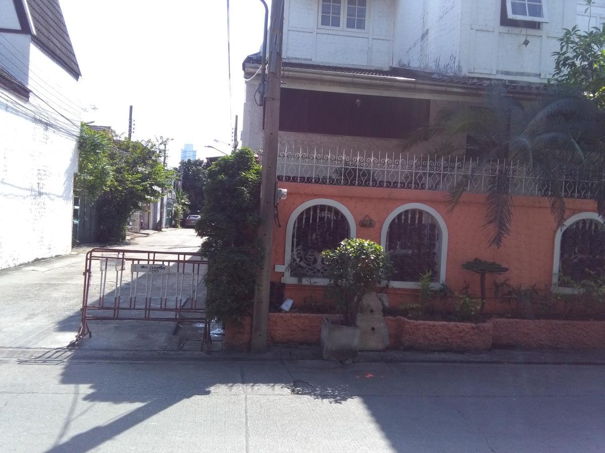 Baan Paan Sook Unitato Hostel Bangkok Kültér fotó