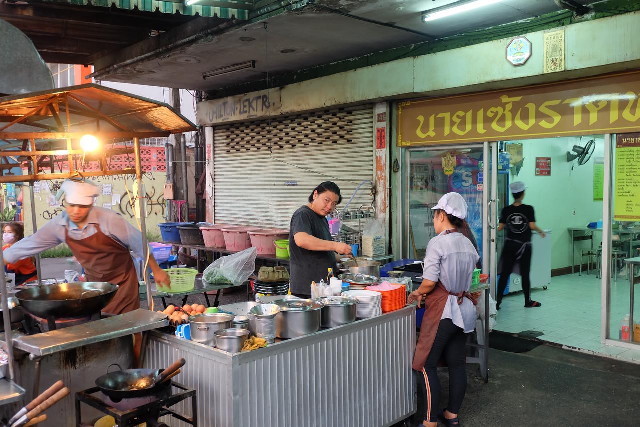 Baan Paan Sook Unitato Hostel Bangkok Kültér fotó