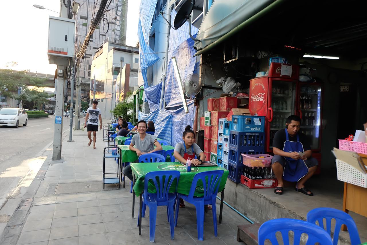 Baan Paan Sook Unitato Hostel Bangkok Kültér fotó
