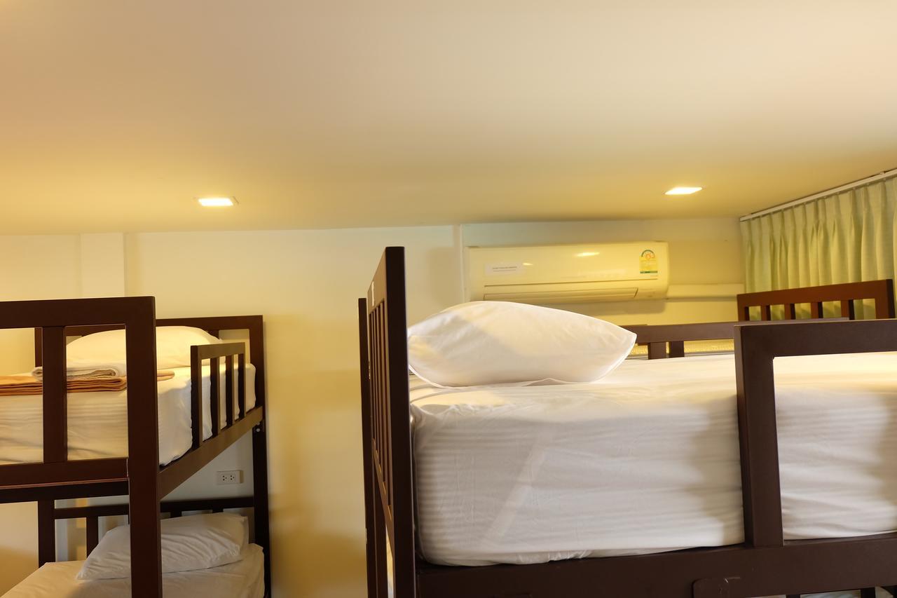 Baan Paan Sook Unitato Hostel Bangkok Kültér fotó