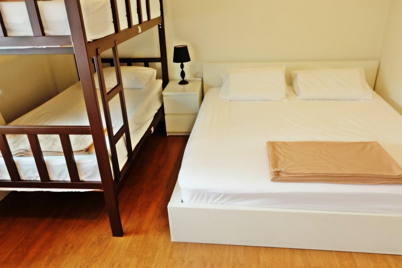 Baan Paan Sook Unitato Hostel Bangkok Kültér fotó