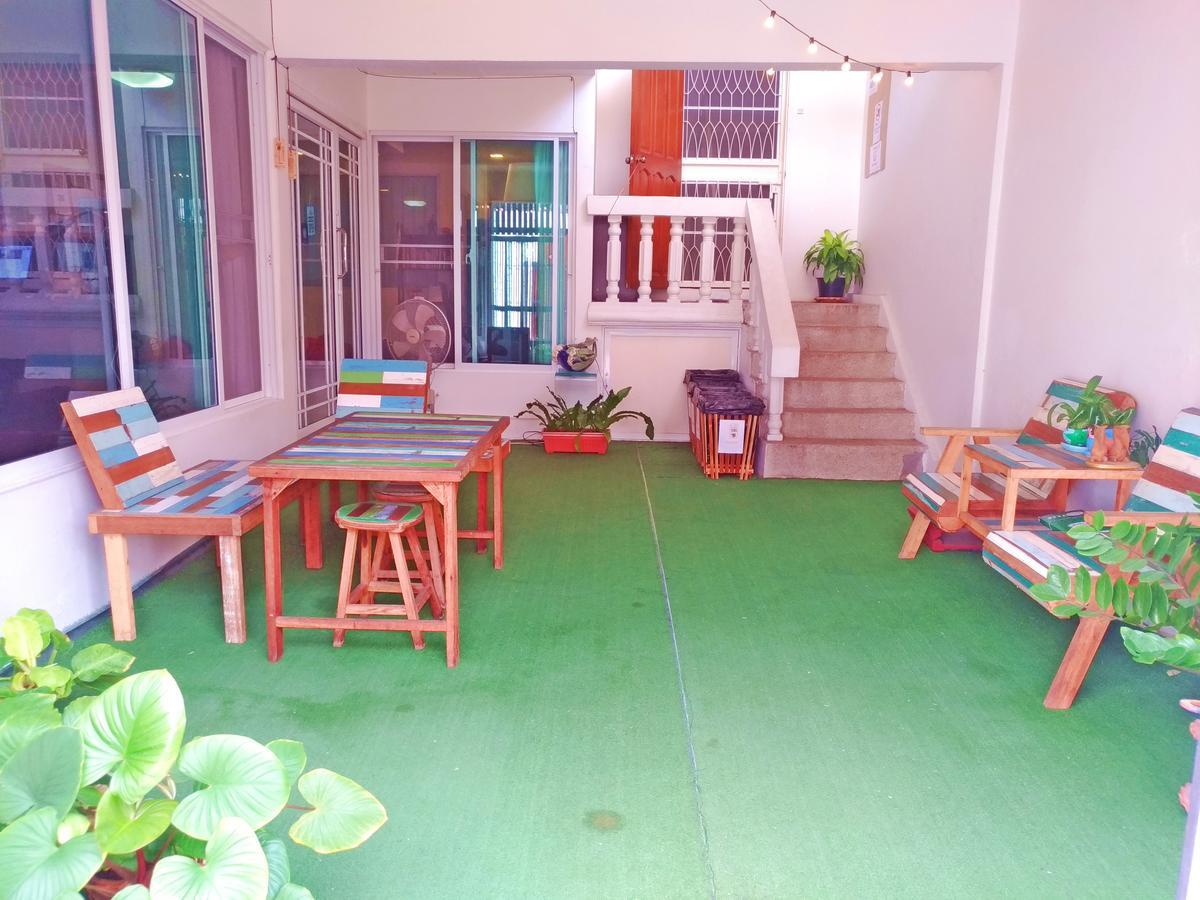 Baan Paan Sook Unitato Hostel Bangkok Kültér fotó
