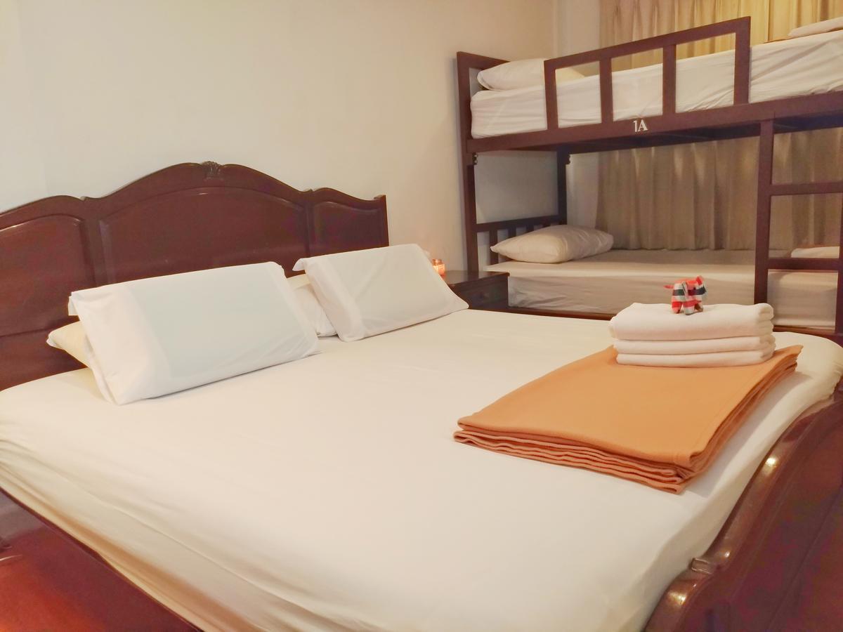 Baan Paan Sook Unitato Hostel Bangkok Kültér fotó