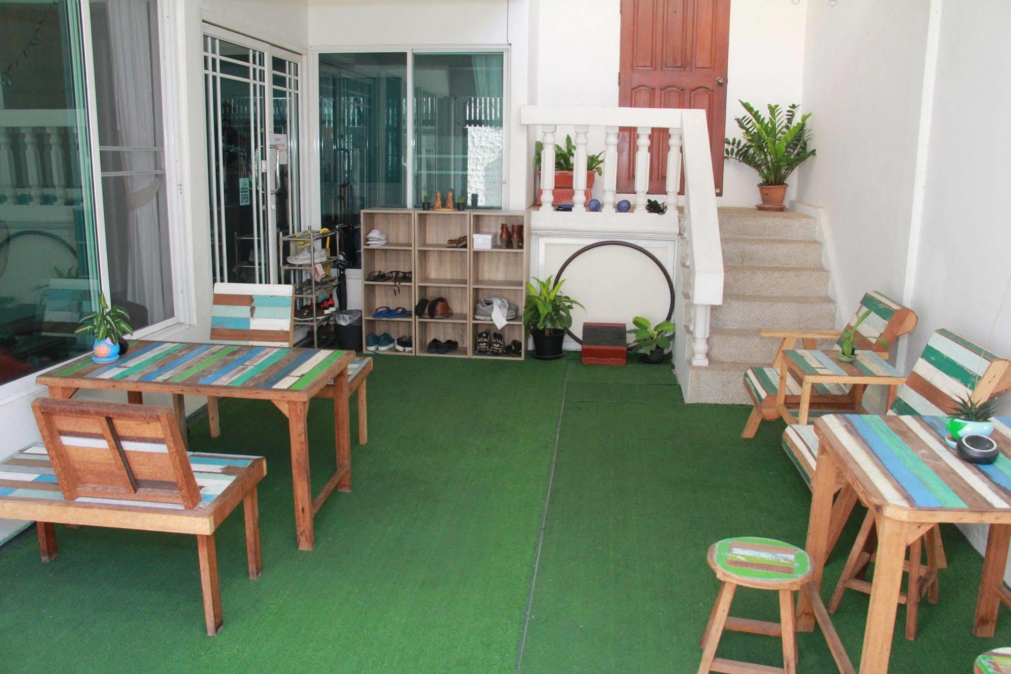 Baan Paan Sook Unitato Hostel Bangkok Kültér fotó